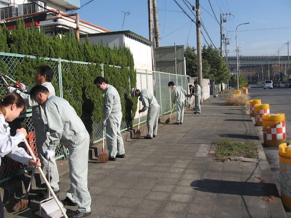 Joint clean-up activities in Senboku 4 Wards, Izumiotsu City (Senboku Factory)
